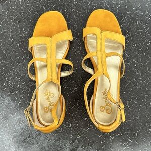 Cute for summer & fall - little goldenrod sandals sz 9